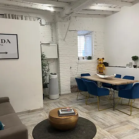Characteristic & Modern In Trastevere Apartment